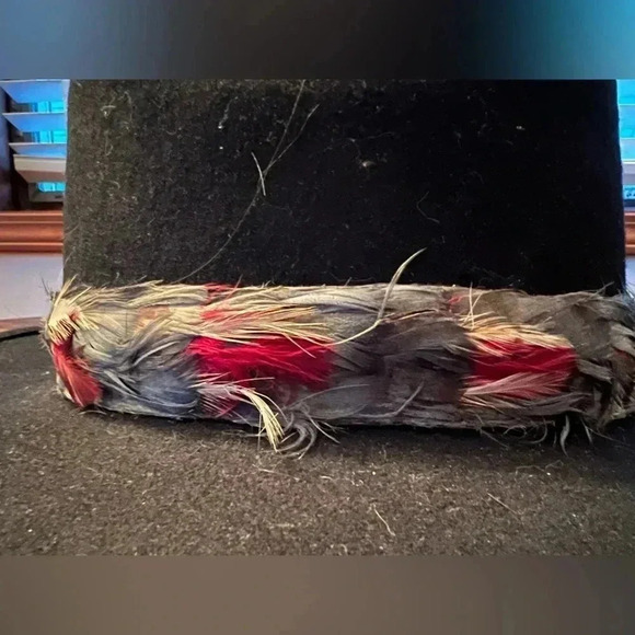 Unisex wool hat with natural feather band. 100% black wool. Size: M. - Picture 11 of 16